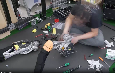 Az Artemis humanoid robot egy laboratóriumi környezetben áll.