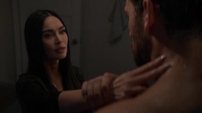 人間の主人公とアンドロイドが、緊迫した曖昧な瞬間を共有する。