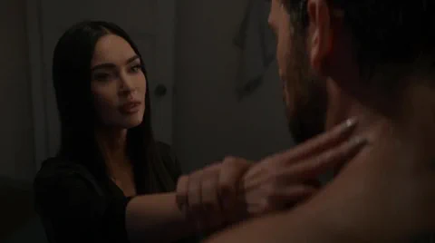 Az emberi főhős és az android feszült, kétértelmű pillanatot osztanak meg.