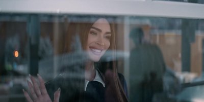 脅威を理解し始めた主人公の懸念の表情。