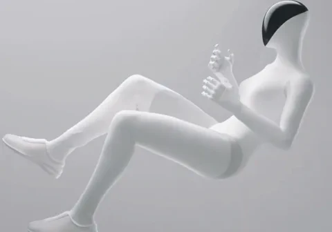 XPeng IRON रोबोट का हेड यूनिट, जिसमें 3D कर्व्ड डिस्प्ले है