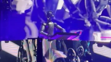 Figure robotja Deadmau5-szel zenél