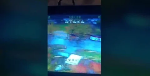 मशीन गन से लैस एक सैन्य ड्रोन जो रिकोइल स्टेबलाइजेशन का प्रदर्शन कर रहा है