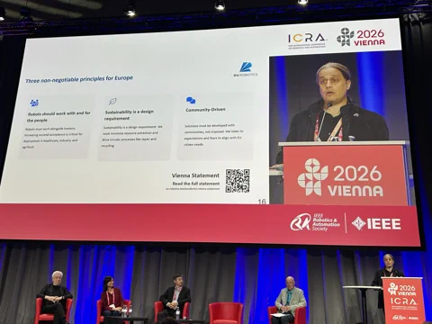 Francesco Ferro, Presidente da euRobotics, apresentando os três princípios fundamentais da Declaração de Viena na ICRA 2026.