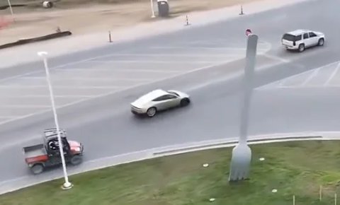 텍사스 공공 도로에서 포착된 테슬라 Cybercab 시제품.