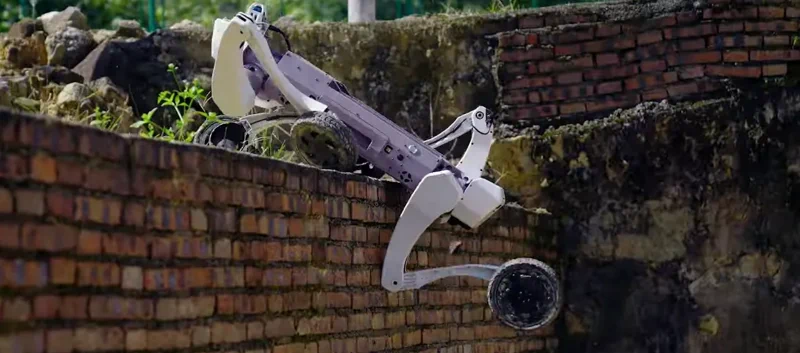 Lightyear M1:並列関節を持つ車輪付き四足ロボット