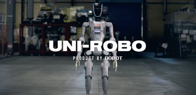 UNI-ROBO 브랜드의 DOBOT ATOM 휴머노이드 로봇이 작업장 환경에 서 있습니다.
