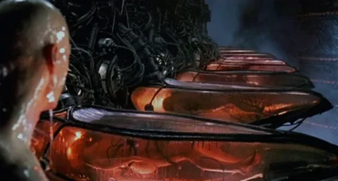 रिटेल रोबोट्स को चलाने के लिए VR गियर से लैस एक रिमोट ऑपरेटर स्टेशन।