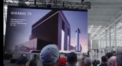 SpaceX 스타베이스 기가베이 건설 현장, 시설 위로 크레인이 보인다.