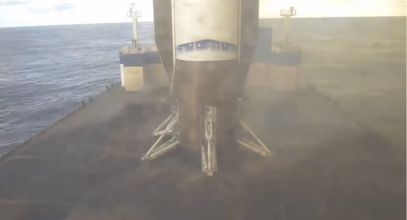 ベゾス氏、25年越しにロケット着陸クラブ入り