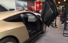 Tesla Cybercab az Apple-nél, készen az útra