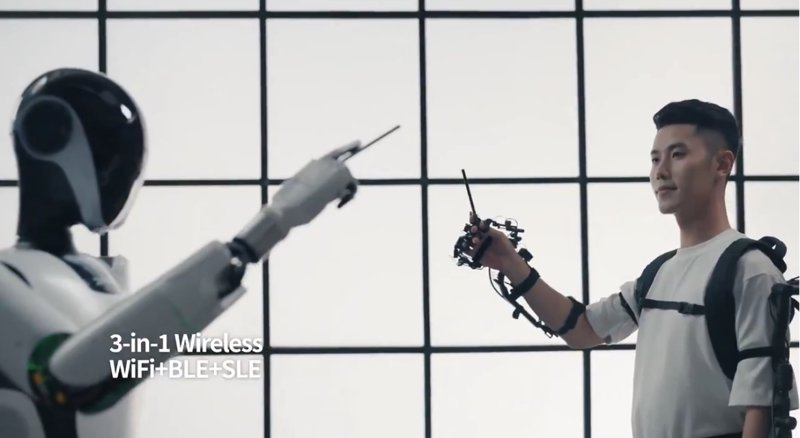 人間がロボットの調教師に！外骨格でロボットを訓練