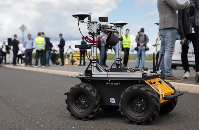 हंगरी का नया सुरक्षा गार्ड: पहियों पर रोबोट-ड्रोन की जुगलबंदी