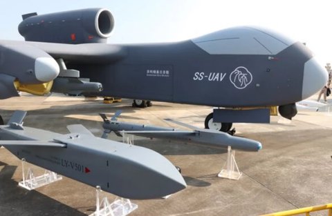 初飛行を前に滑走路上に姿を現した中国のドローン・マザーシップ「九天」。