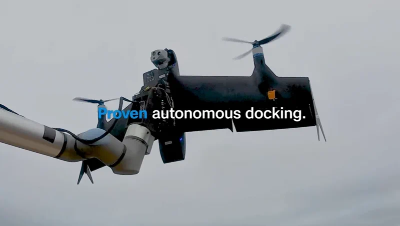 Dron Skydio F10 aterriza en brazo robótico a 60 mph sin piloto