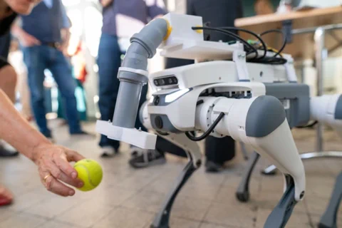 危険を嗅ぎ分けるロボット犬が登場