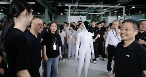 XPENG初のヒューマノイドロボットが生産ラインから完成・歩行開始