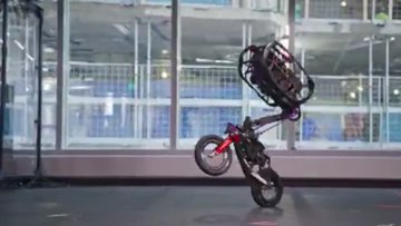 AIロボットがバイクスタントで人間を凌駕