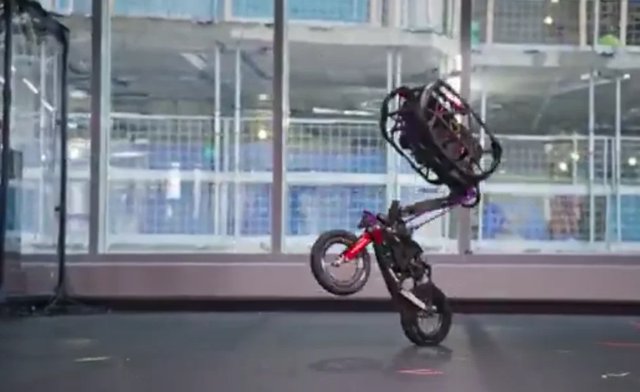 AIロボットがバイクスタントで人間を凌駕
