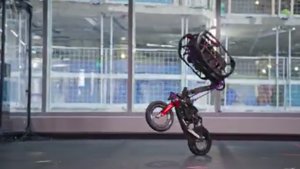 AIロボットがバイクスタントで人間を凌駕