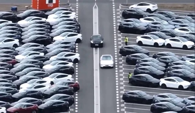 テスラ、ギガベルリンで無監督FSDが車両を納車