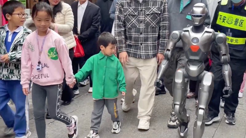 EngineAI推出PM01人形机器人，售价仅13,700美元
