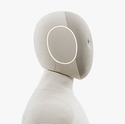 1X의 인간형 로봇 동반자가 노인에게 도움을 주는 모습