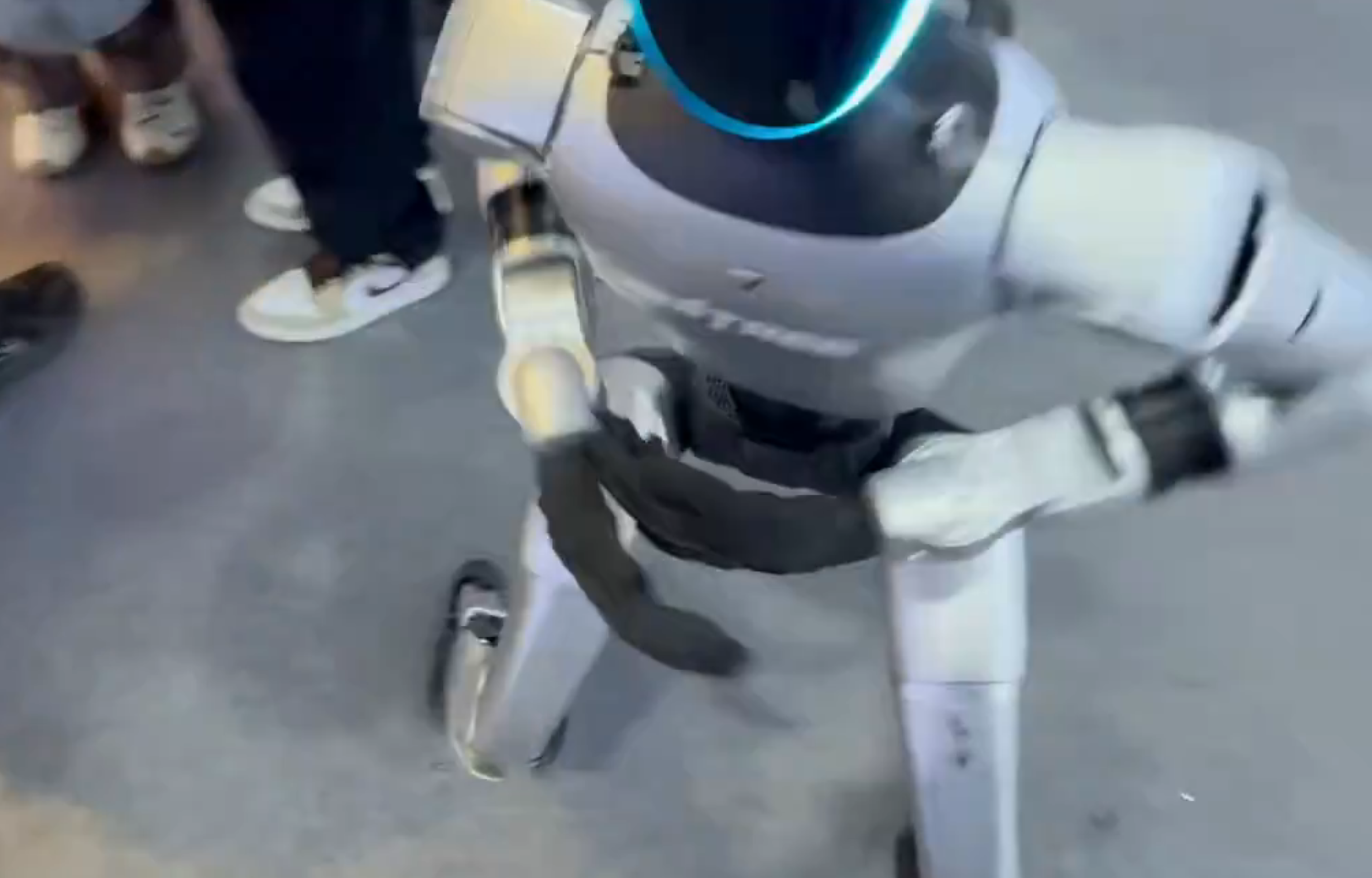 Unitree H1 攻击 Dennis Hong，拒不道歉