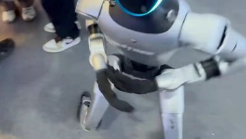 Unitree H1 Attacks Dennis Hong, Skips Apology