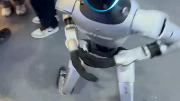 Unitree H1, Dennis Hong를 공격하다, 사과는 건너뛰다