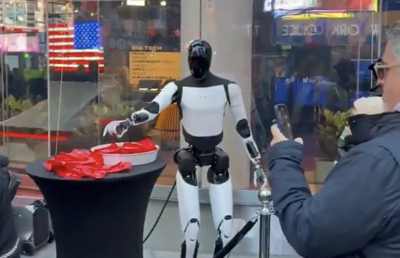 Optimus da Tesla distribui doces em plena Times Square