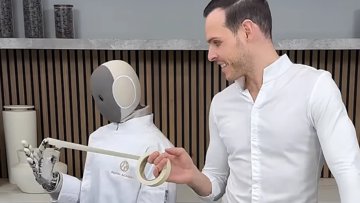 1X NEO Robot Bakes a Cake With a Star Chef