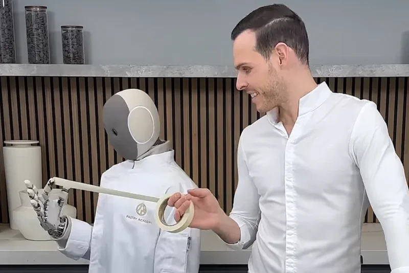 1X NEO robot bakt taart met sterrenchef