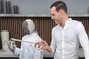 1X NEO Robot Bakes Cake with Star Chef