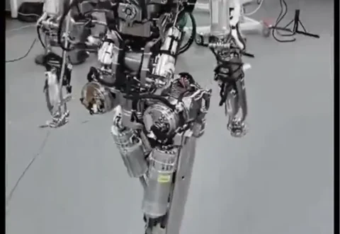 XPeng रोबोट का नया अवतार: अब दिखेगी इसकी फौलादी चाल