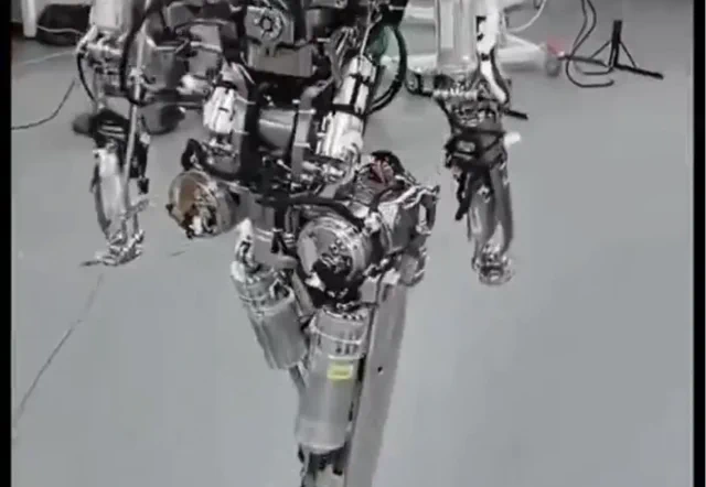 El robot de XPeng se quita la piel: puro acero en movimiento