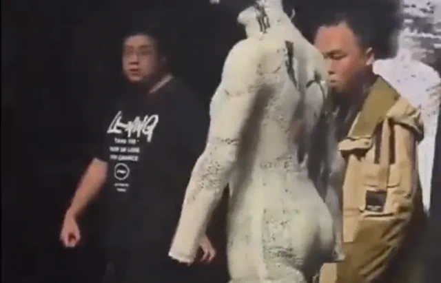 El robot sin manos de XPeng desfila en una pasarela surrealista