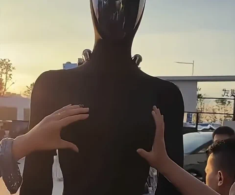 XPeng के IRON रोबोट का पब्लिक रियलिटी चेक: क्या ये वाकई मशीन है?