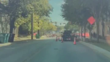 테슬라 FSD 14, 마주 오는 버스에 양보