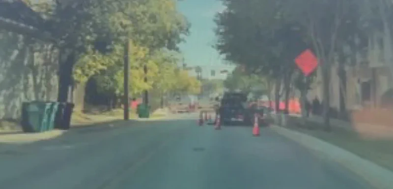 Tesla FSD 14: maniobra de reversa ante un autobús