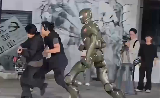 EngineAI T800 Footage Has People Fleeing in Fear