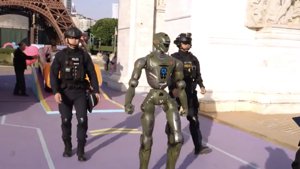 Policja w Shenzhen z ludzkim robotem T-800