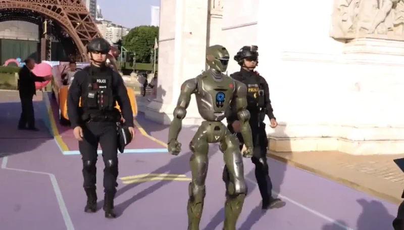 ¿RoboCop en China? El T-800 ya patrulla las calles de Shenzhen