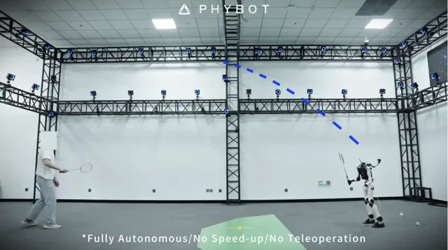El robot PHYBOT C1 cambia las tareas por el bádminton