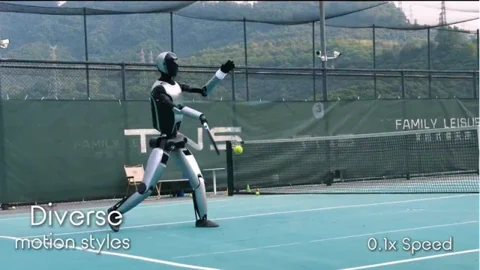 UBTECH Walker S2: अब टेनिस कोर्ट पर रोबोट का जलवा!