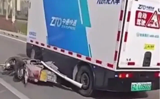 Les robo-fourgons chinois n'ont peur ni du béton ni des motos