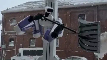 Reflex Robot Trades Warehouse for Winter Weather, Tackles Snow