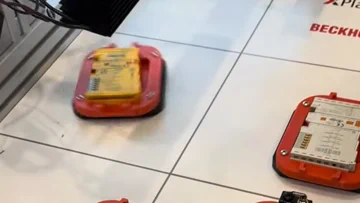 공장 바닥이 에어 하키장으로? 베코프 XPlanar가 선사하는 자기부상의 마법