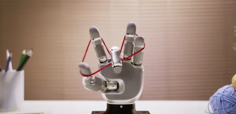 BrainCoのRevo 3ハンドは視覚なしでハサミを使用可能