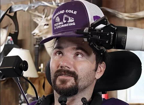 Un patient Neuralink contrôle un bras robotique par la pensée